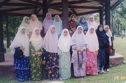 Bergambar beramai2 di Majlis Hari Lahir Kelab Oktober yg diadakan di Taman Tasik Perdana, KL pd 19 Okt 2003...