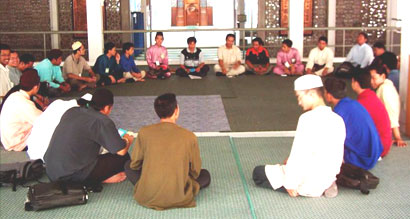 Sessi taaruf sesama muslimin di bahagian atas Masjid Kolej Islam Malaya....masing2 mempamerkan kehebatan mengalunkan nasyid secara spontan dek risau terkena taaruf...