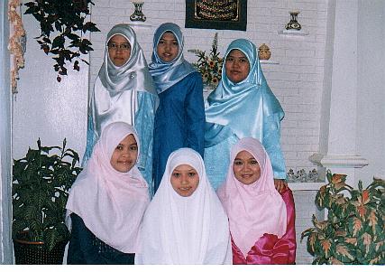 A'kum,inilah ana dan rakan-rakan ana yang lain.Dahulu,kami semua adalah pelajar Madrasah Alsagoff Al-arabiah s'pura (1990-1999).Salam Ukhwah Fidiinil Islam kepada semua dan mereka yang mengenali diri ana.Sekian Wassalam.